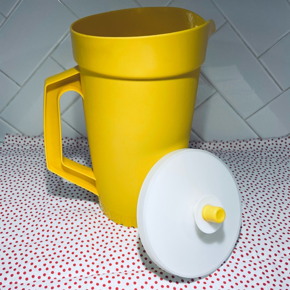 Vintage Tupperware 2 Quart Yellow Pitcher w/ Push Button Lid 800-9